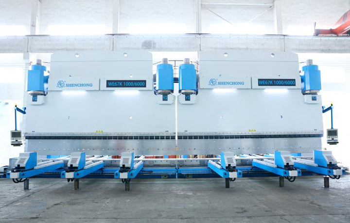 雙機(jī)聯(lián)動(dòng)數(shù)控折彎?rùn)C(jī)1000T6000×2雙機(jī)聯(lián)動(dòng)ESA550，16軸出口.jpg